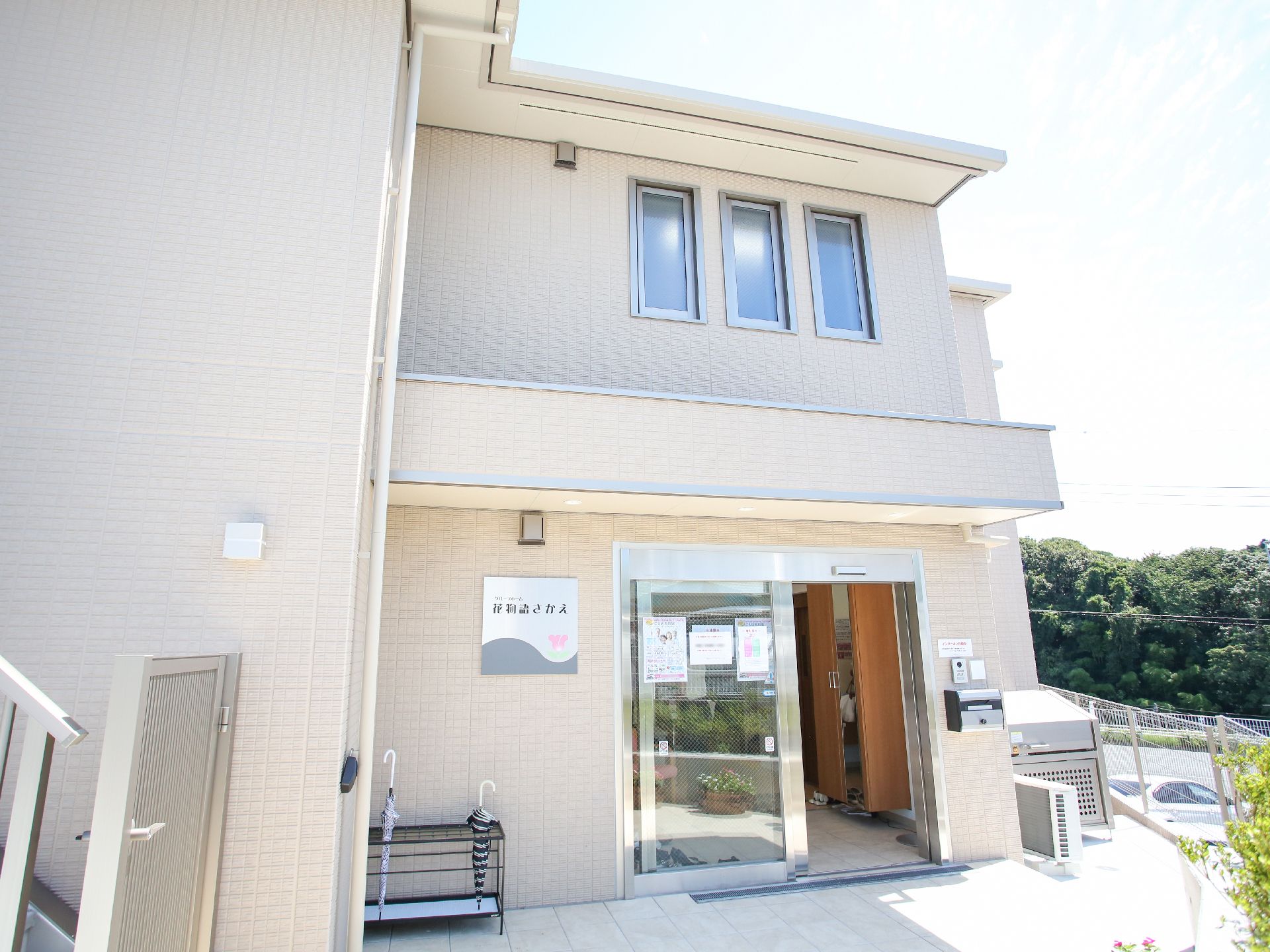 玄関には、自動ドアを設置