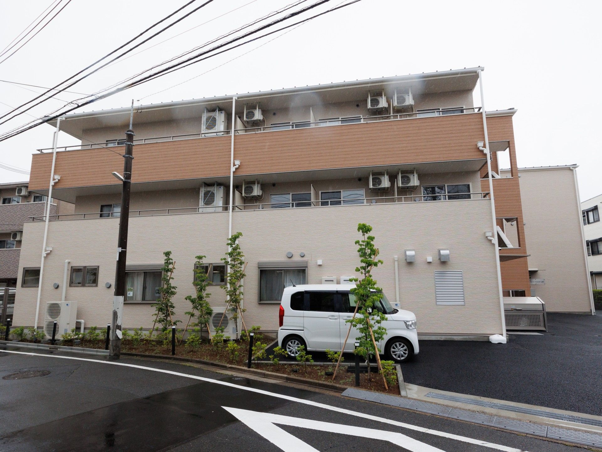 3階建てのサービス付き高齢者向け住宅の外観