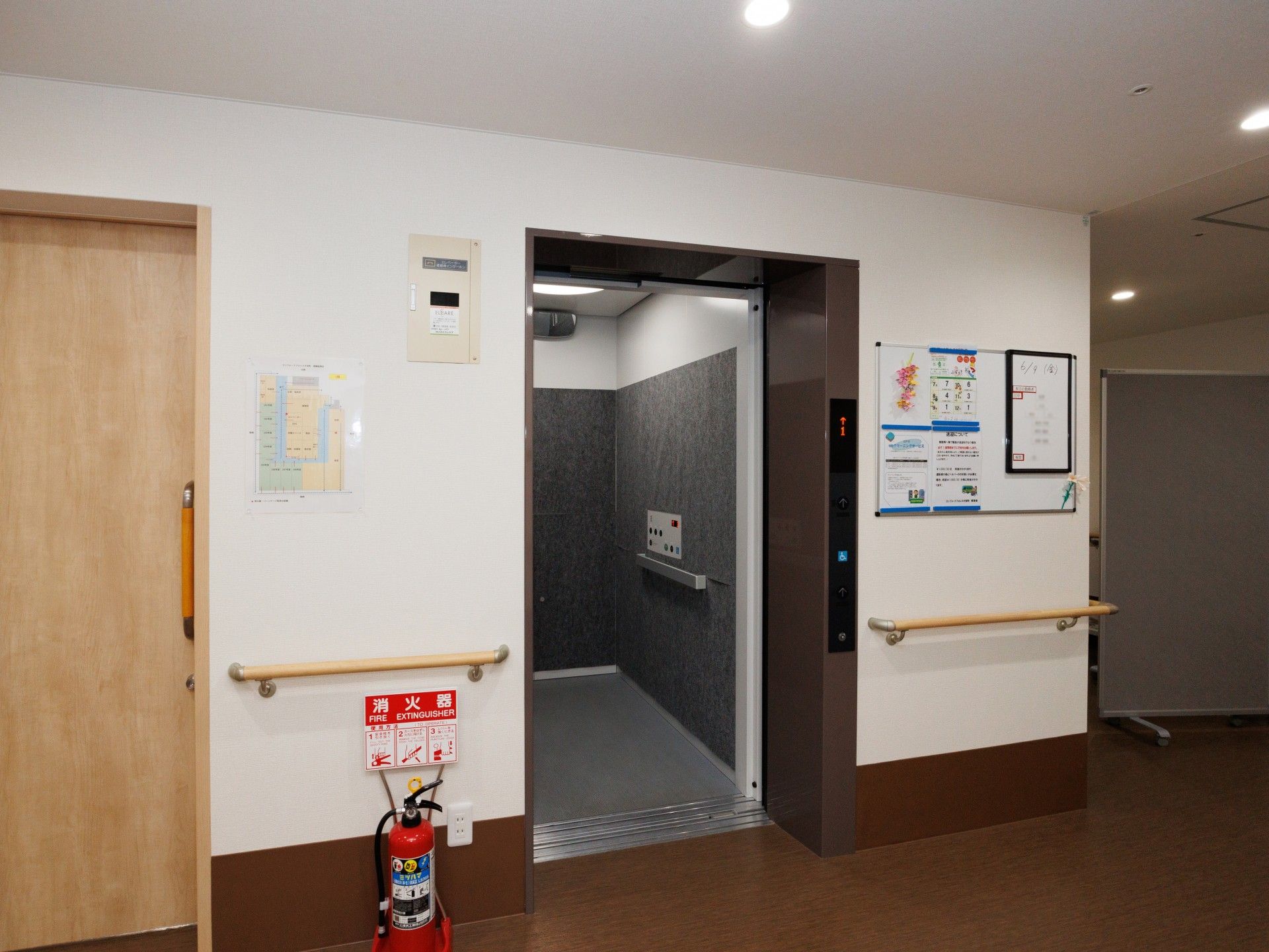 廊下に設置されたエレベーター