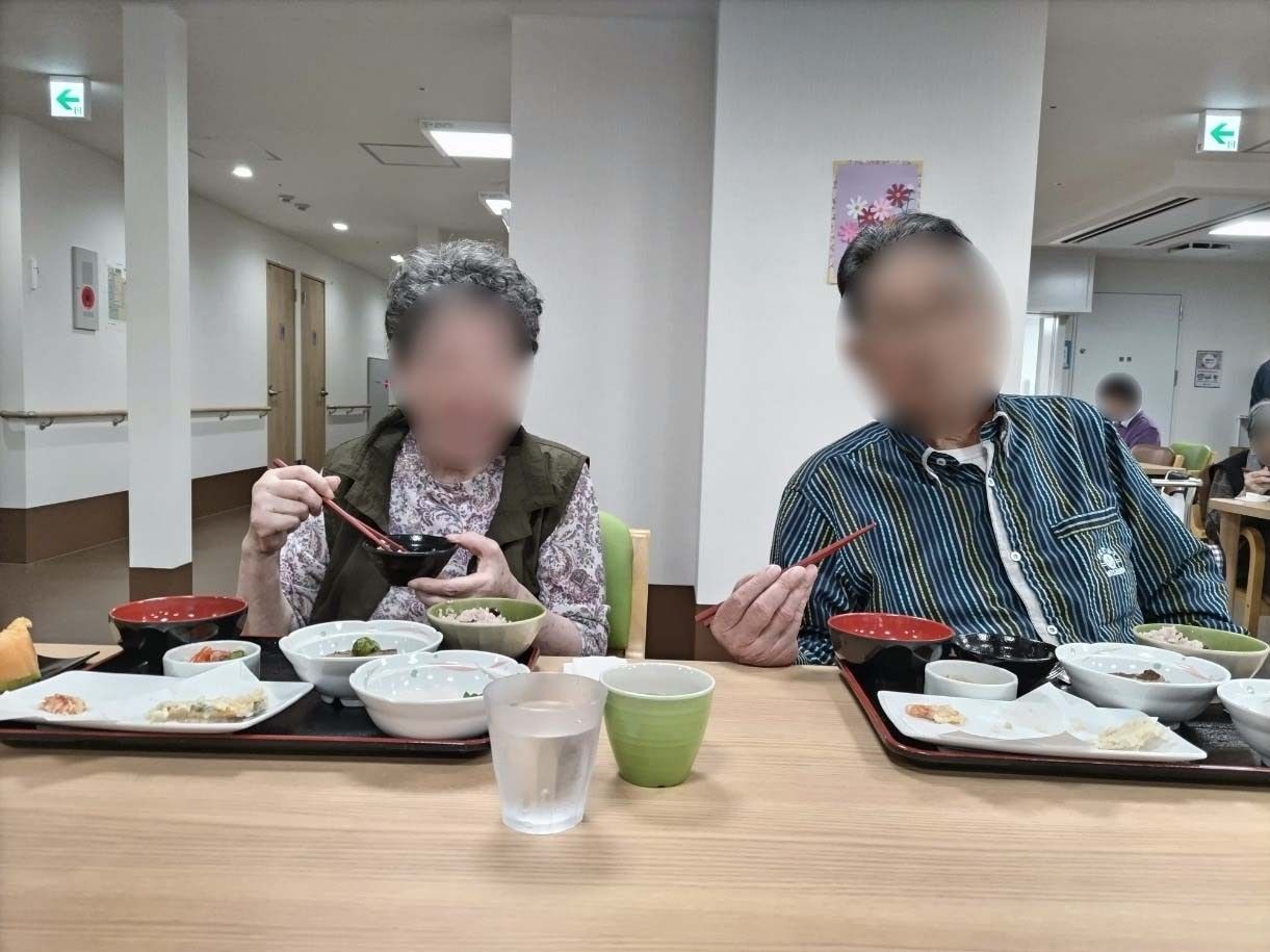 笑顔の食事風景ダイニング