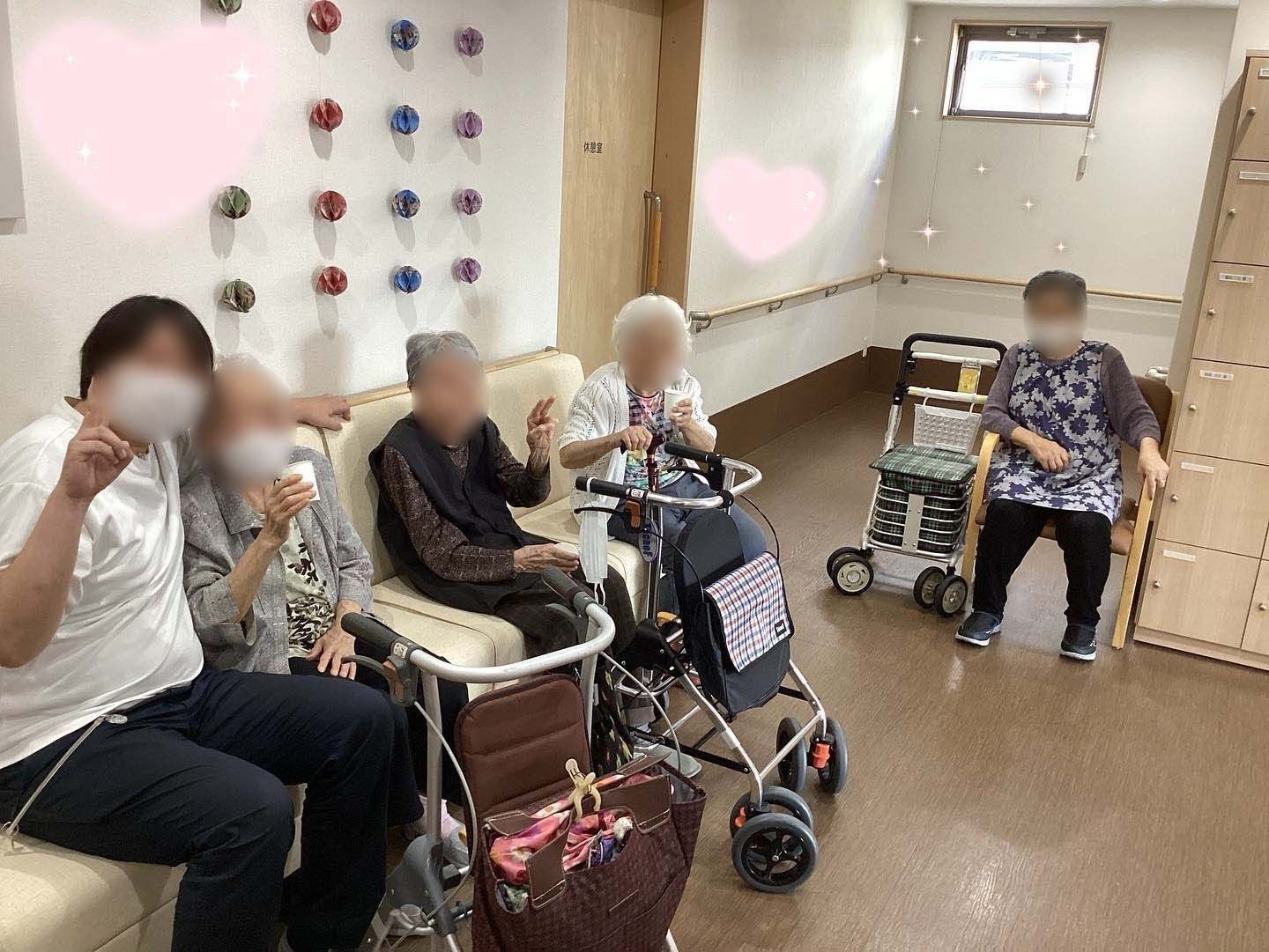 笑顔のご利用者と共用スペース