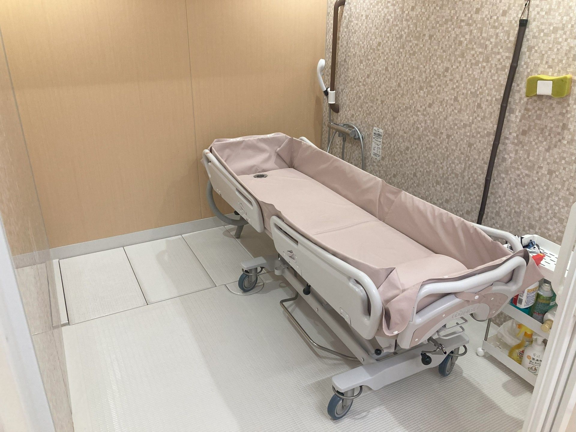 清潔なベッドのある部屋
