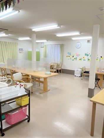 広々と明るいダイニングルーム