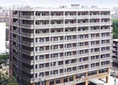 白を基調とした建物の周りには緑が多く、ビルなども多い。街中にありながらも季節を感じながら暮らせる環境。