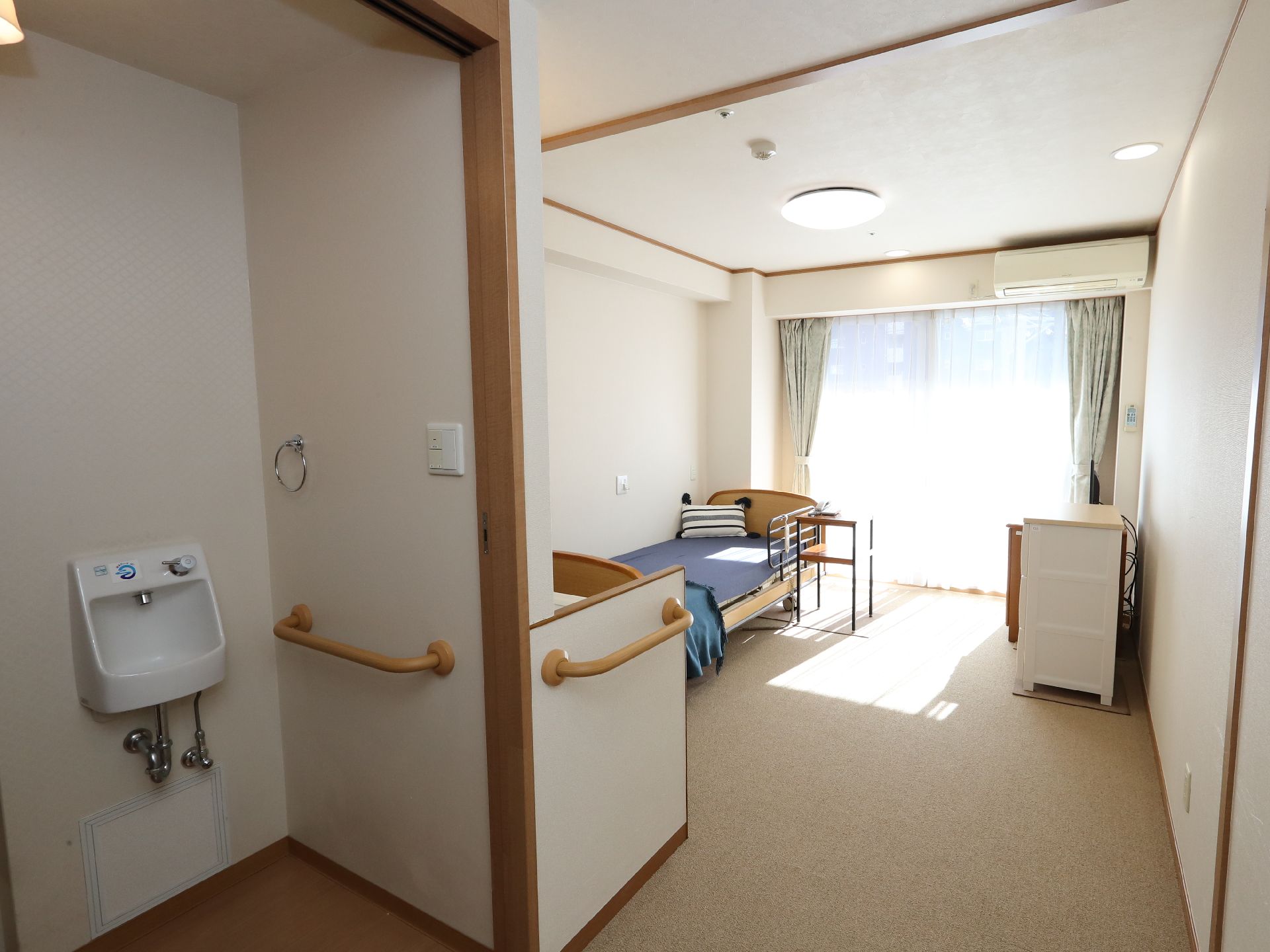 面積が広く、ガラス戸から陽光がたっぷりと入っている居室