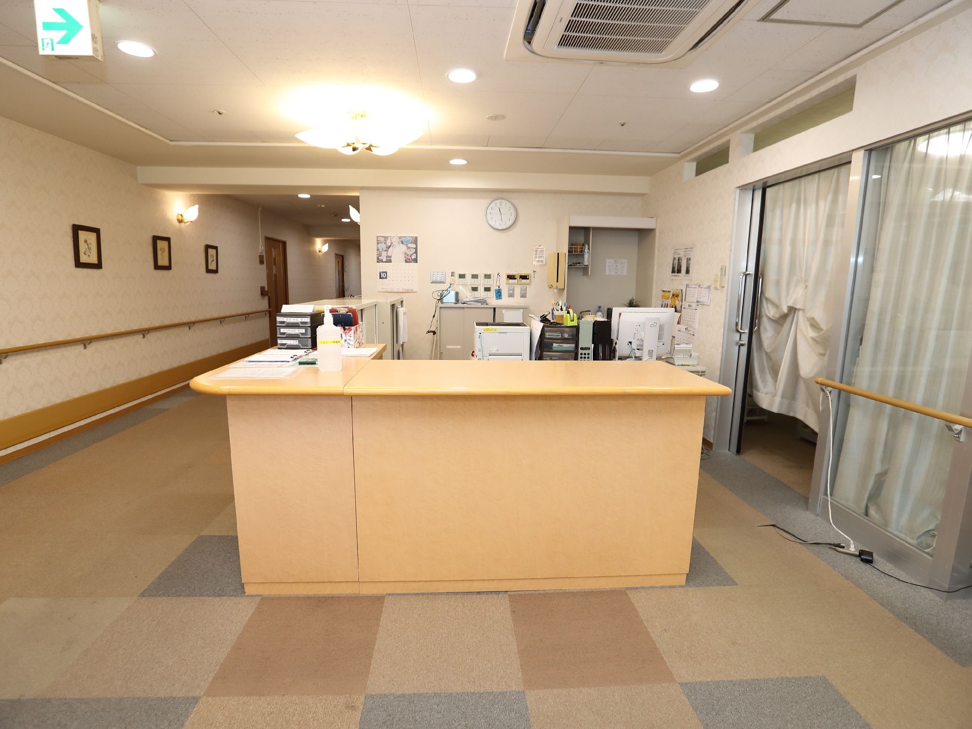 廊下に設置されている受付