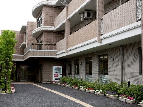 花で彩られた施設のエントランス