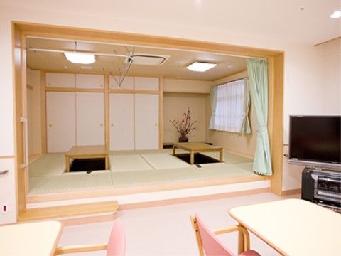 畳が敷かれた和室が設置されている。グリーン系のカーテンが備え付けられ、落ち着いた雰囲気で時間が過ごせる。