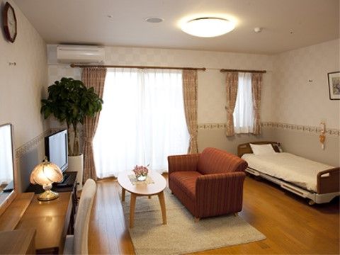 観葉植物や花が飾られ、気持ちのよい空間である。居室にエアコンが完備され、快適な室温で過ごすことができる。