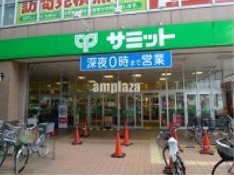 緑色の背景に白文字でスーパー名が描かれている。出入口に駐輪場がある。夜遅くまで開いており、急な買い物にも便利である。