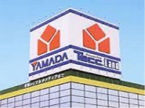 大型の家電量販店がある。存在感ある看板があり、赤色のロゴが印象的。生活に必要な家電をそろえることができる。
