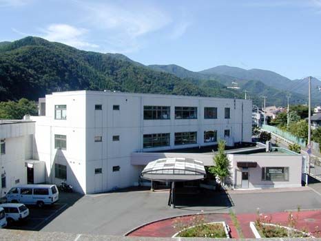 自然に囲まれた施設外観