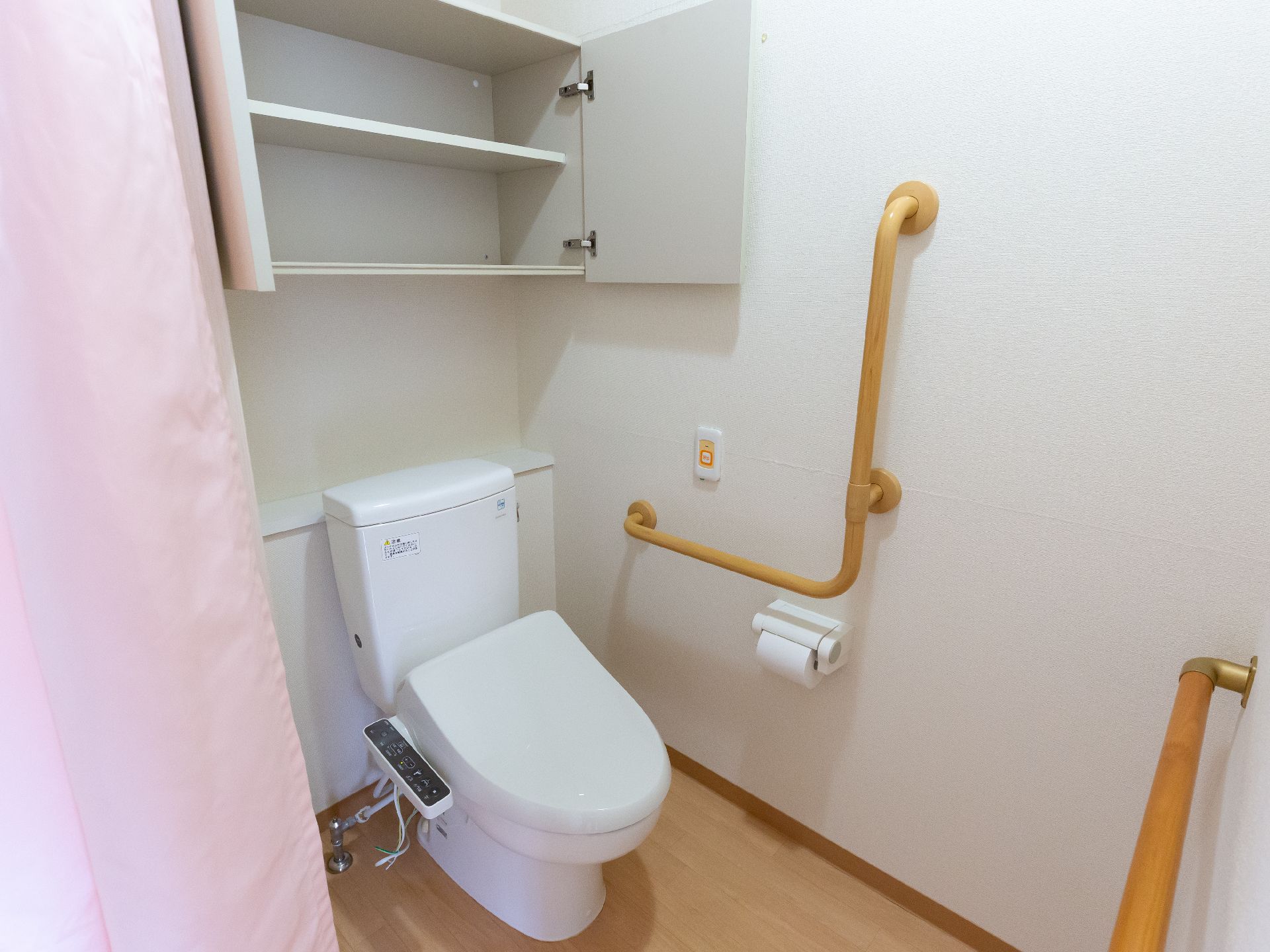 手すりを備えたトイレ
