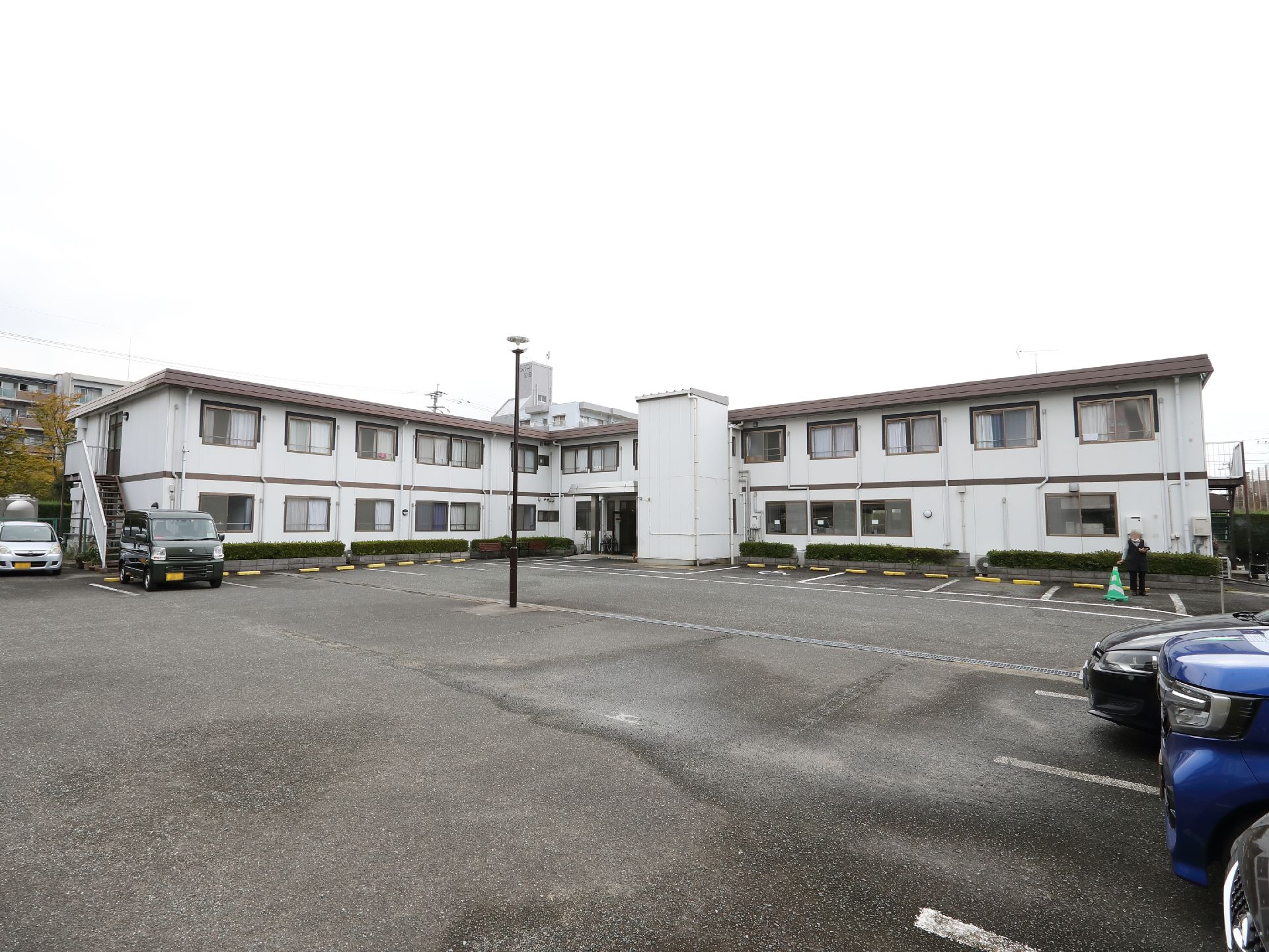 近隣に駐車場が設置されている介護施設の外観