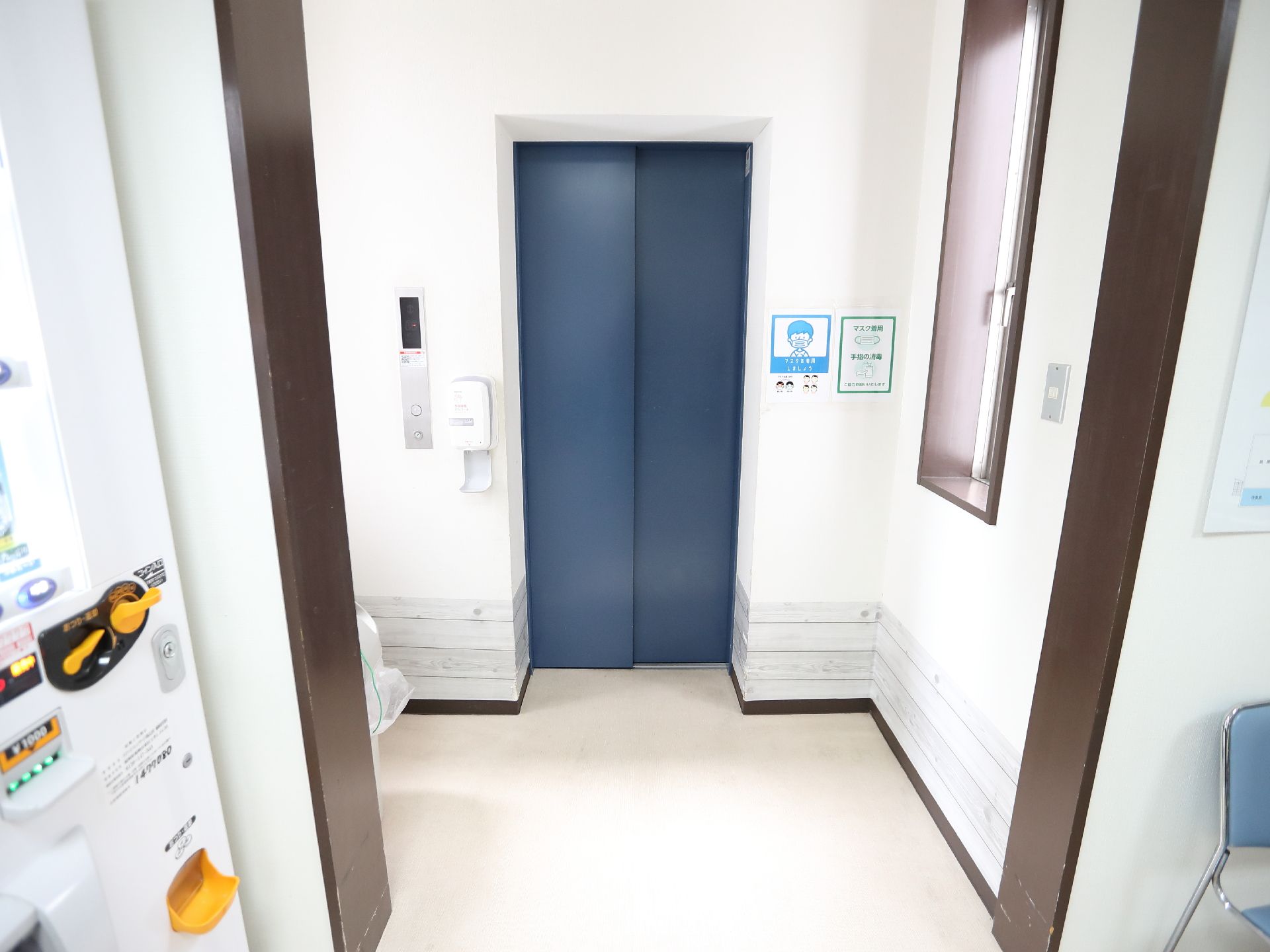 手すりがついていてエレベーターに入りやすい廊下