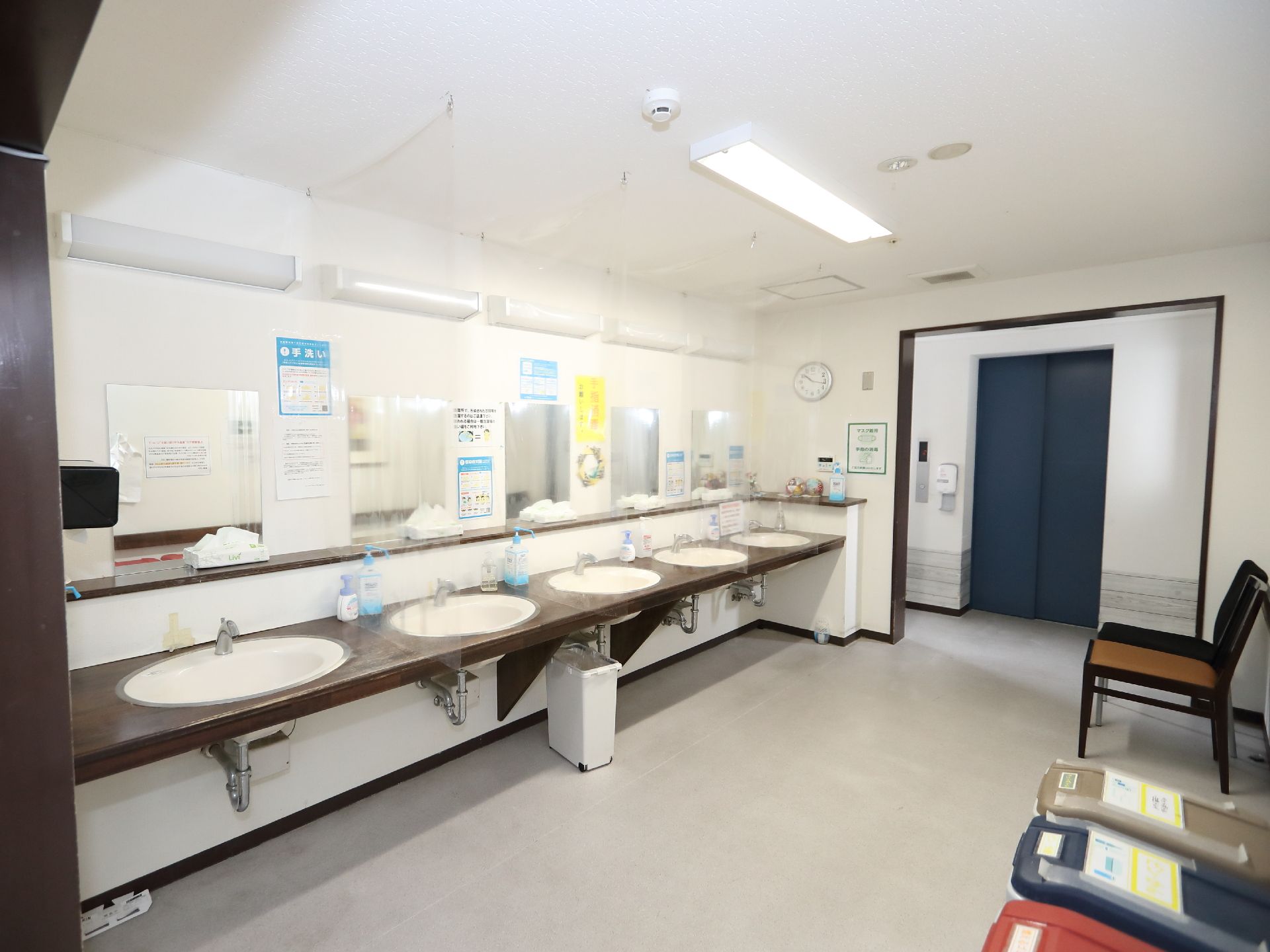 介護施設内に設置されている、鏡のある洗面台
