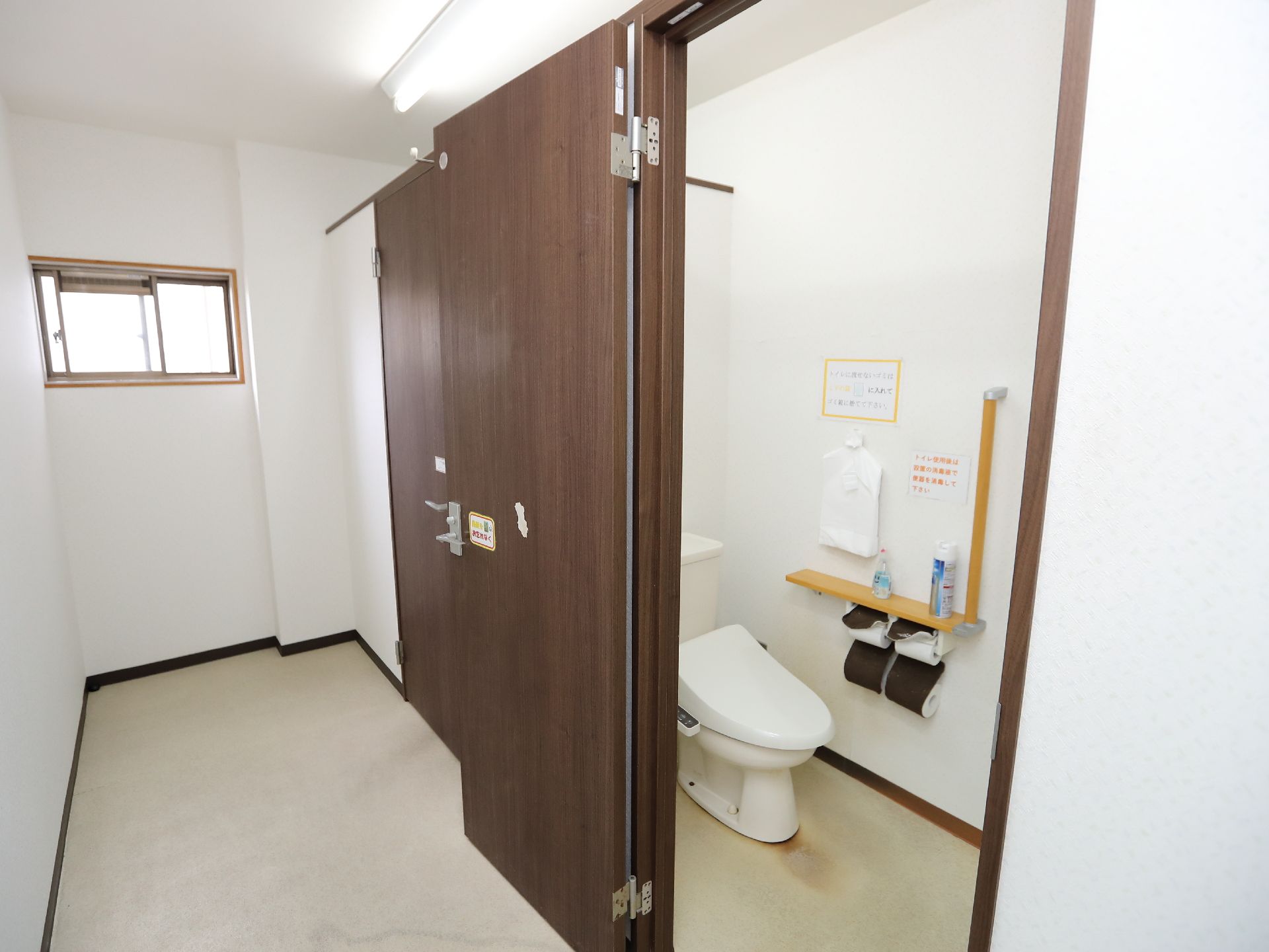 バリアフリー化されて壁に手すりが設置されているトイレ