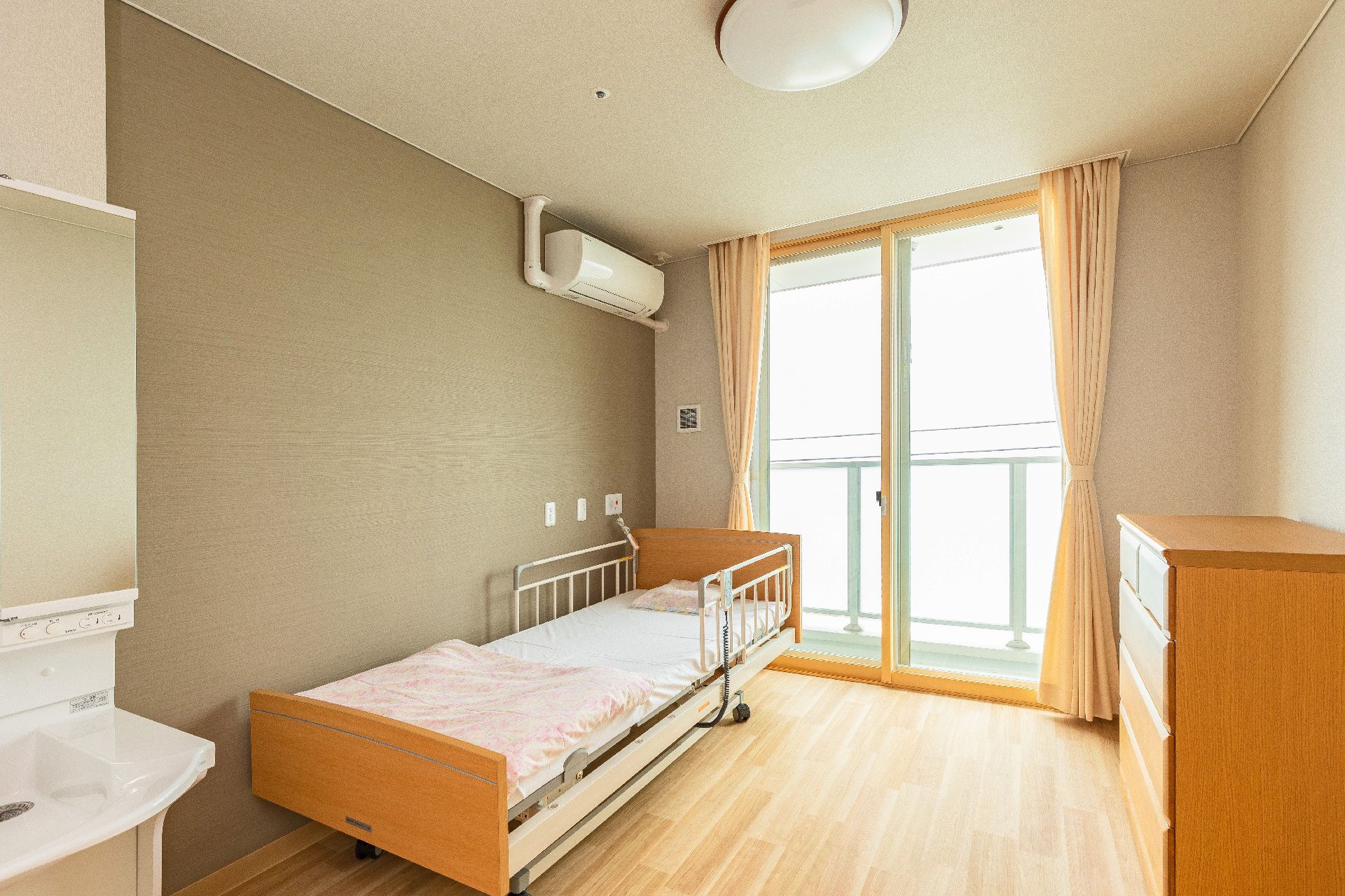 トイレと洗面所付きのフローリングの個室。居室のドアはスライド式で、家具や家電は置かれていない。