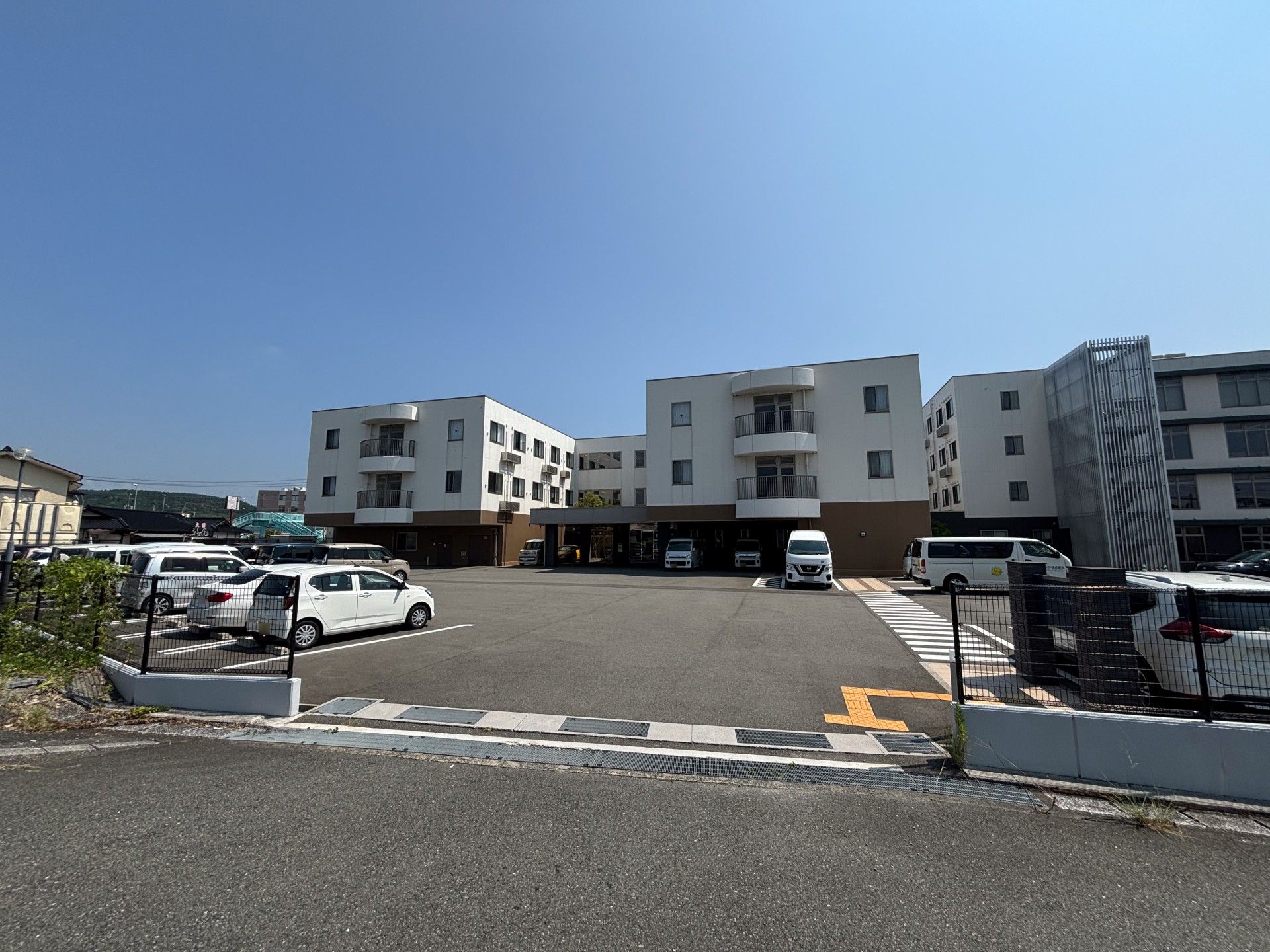明るい外観の建物エントランス