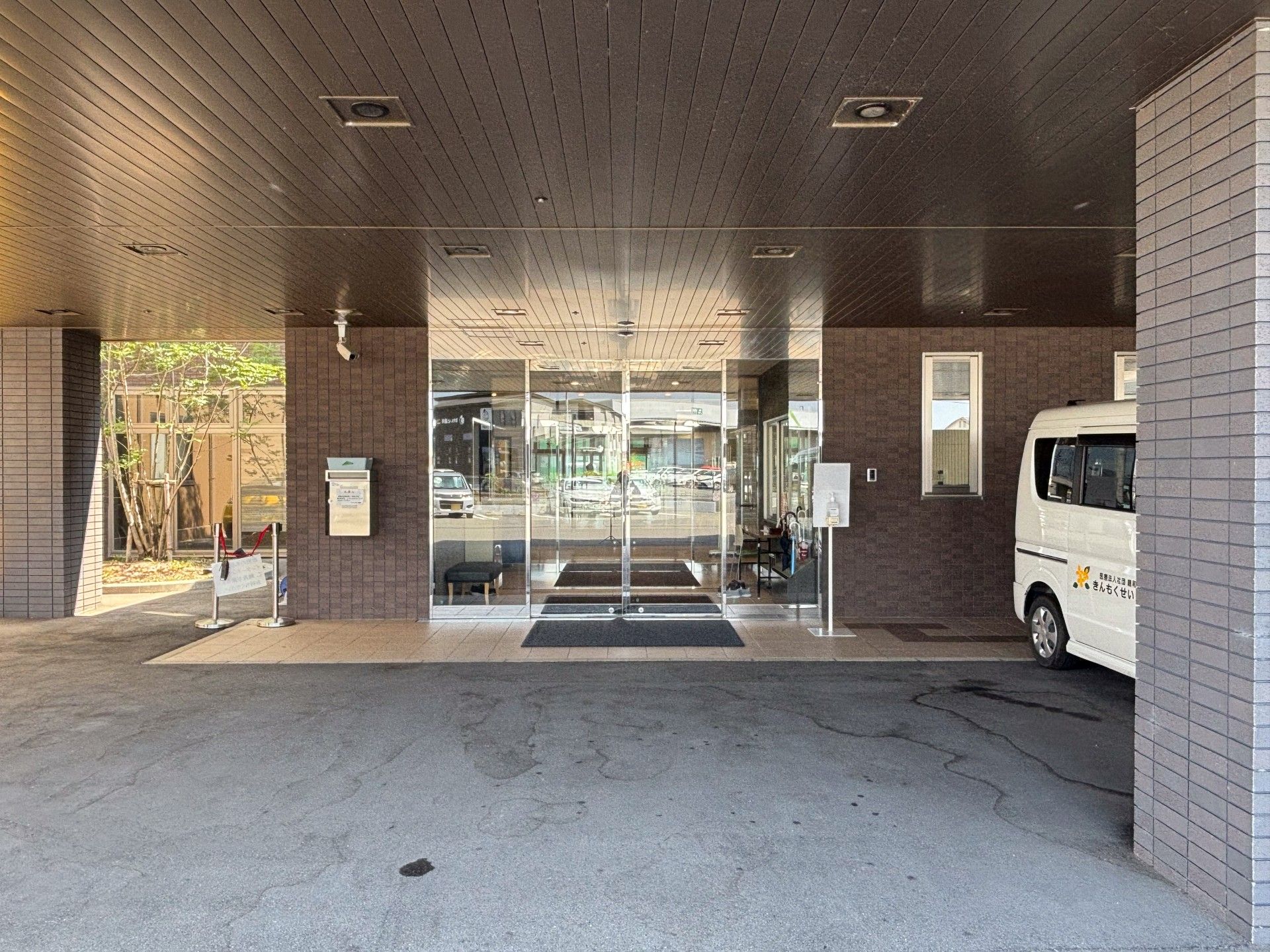 入口と送迎車両