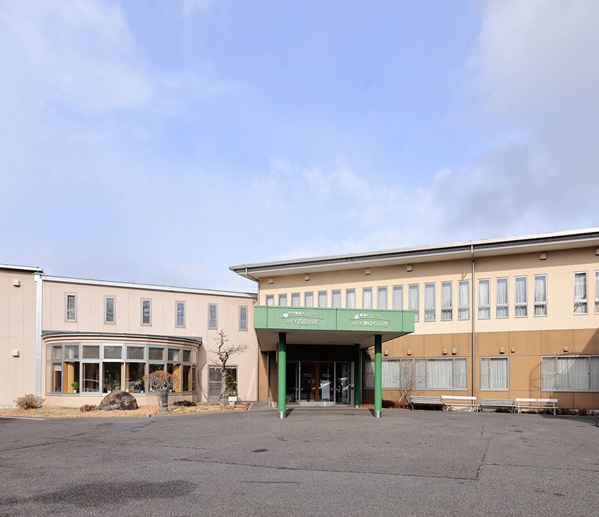 広々とした施設の正面入口