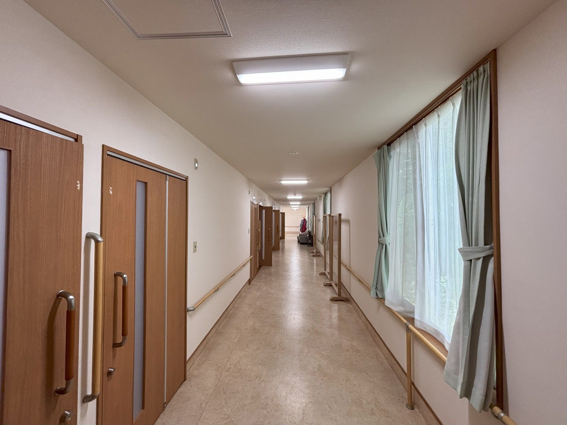 長い廊下と窓