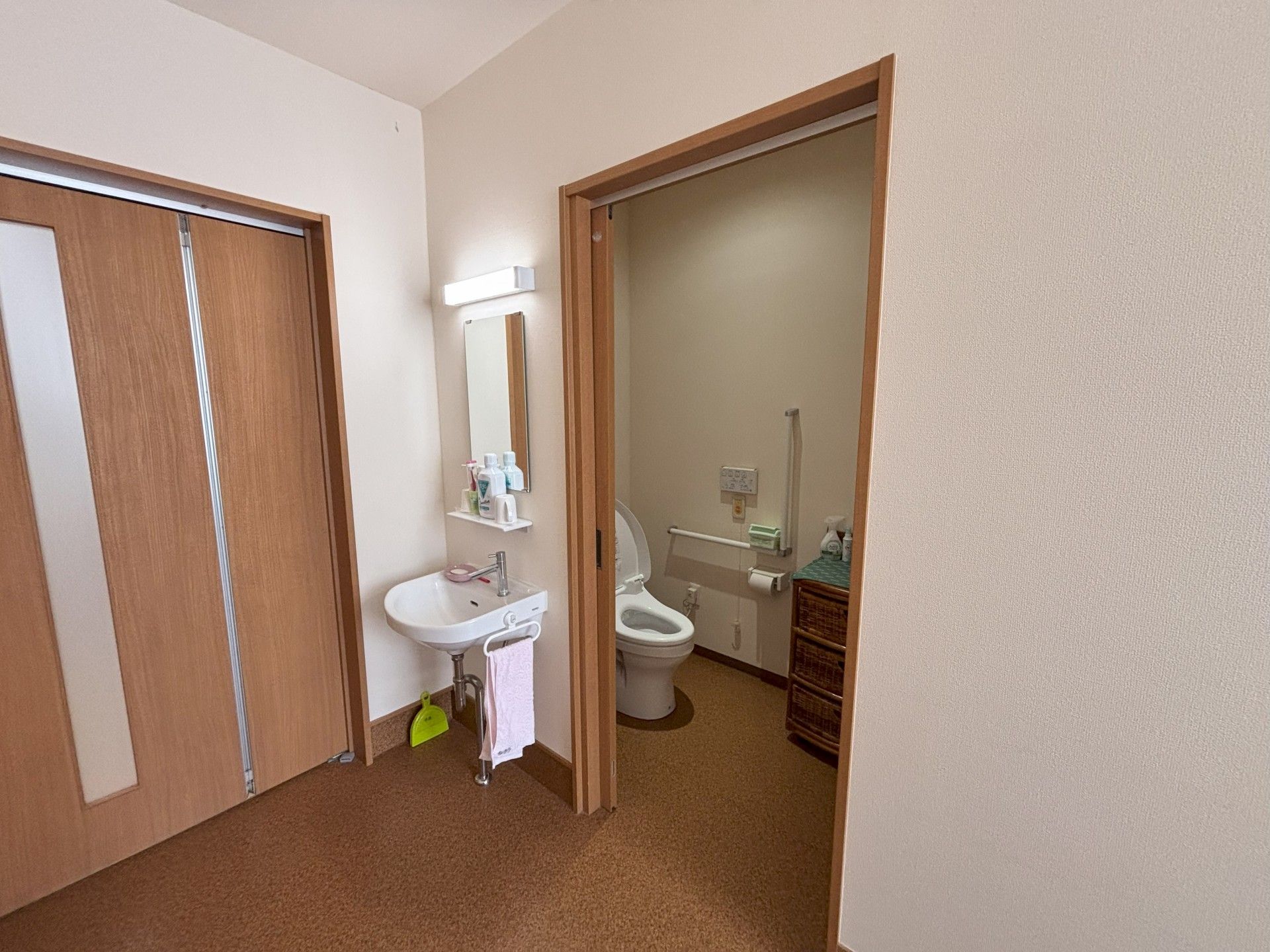 清潔な洗面所とトイレ