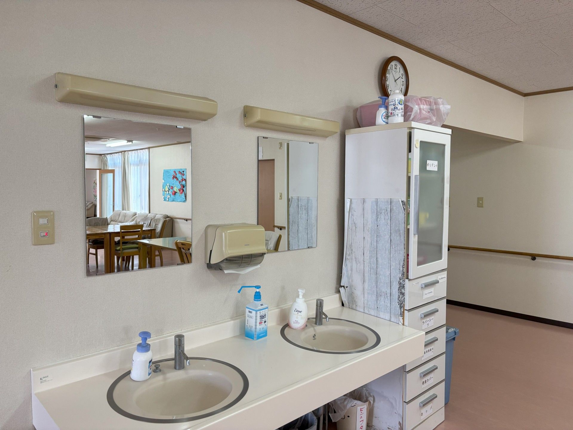 洗面台と収納棚