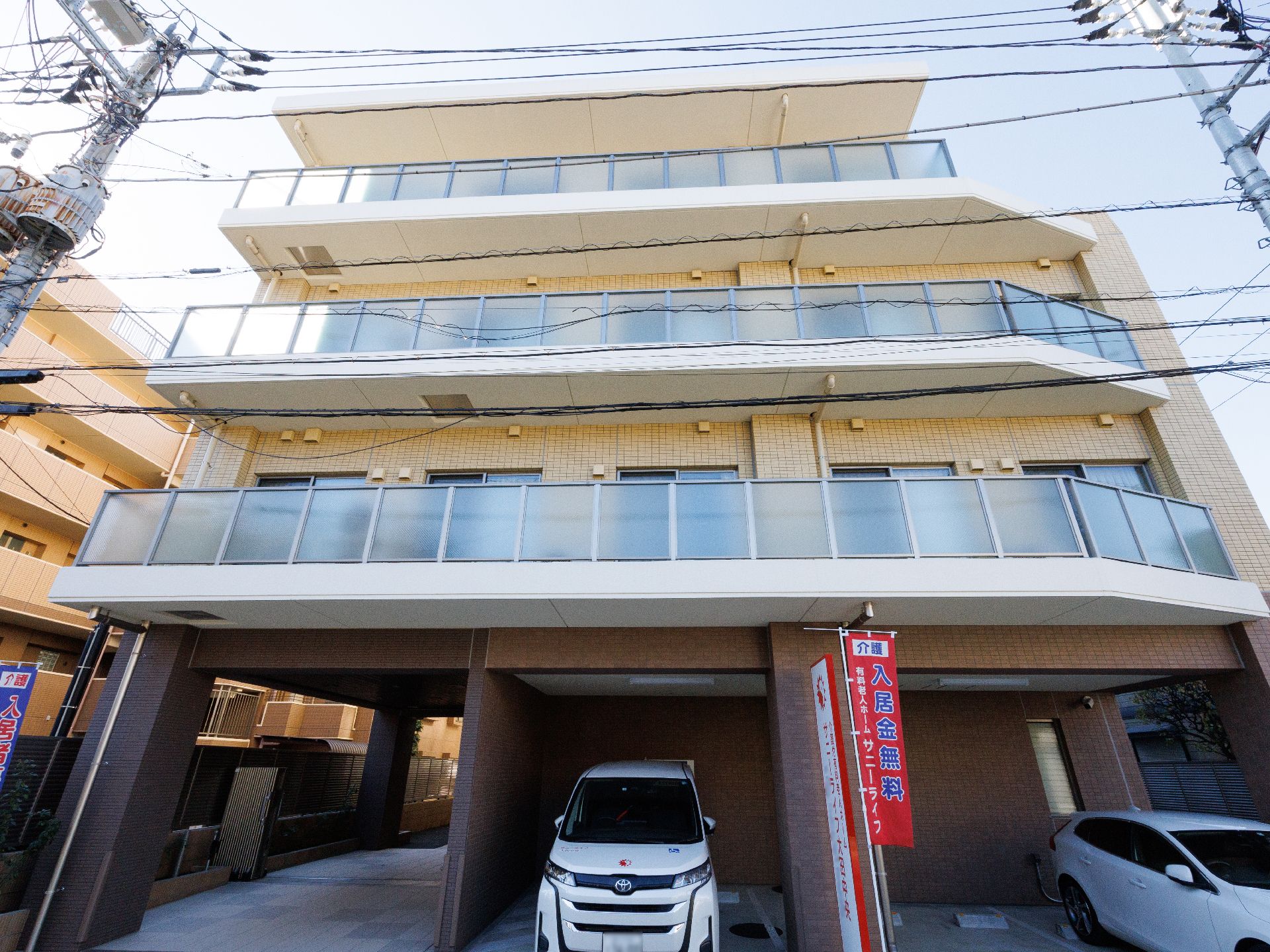施設内にある敷地部分を含む、１階から２階までの建物全体の外観