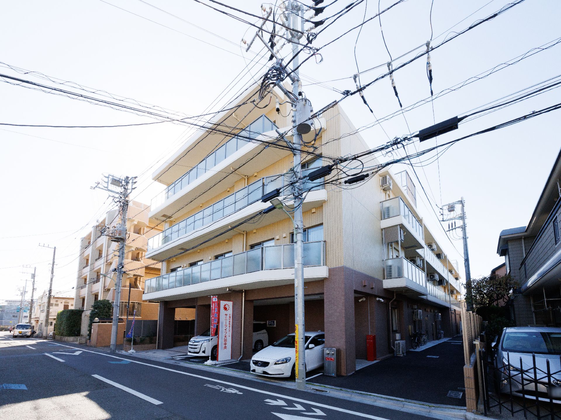 高級マンションのような形をしている介護施設の外観