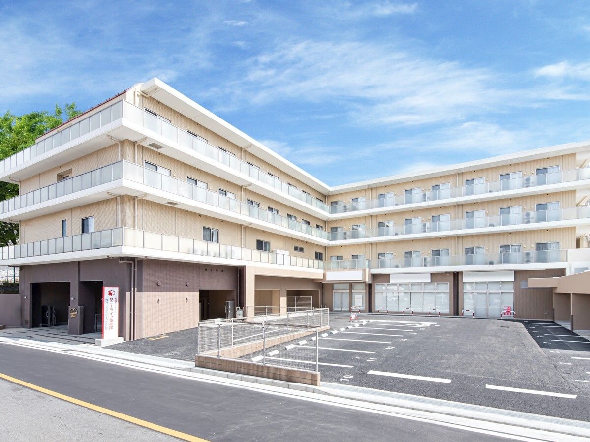 広い駐車場がある敷地内には4階建ての建物が建っていて、各フロアにベランダがあり、日当たりも良好。