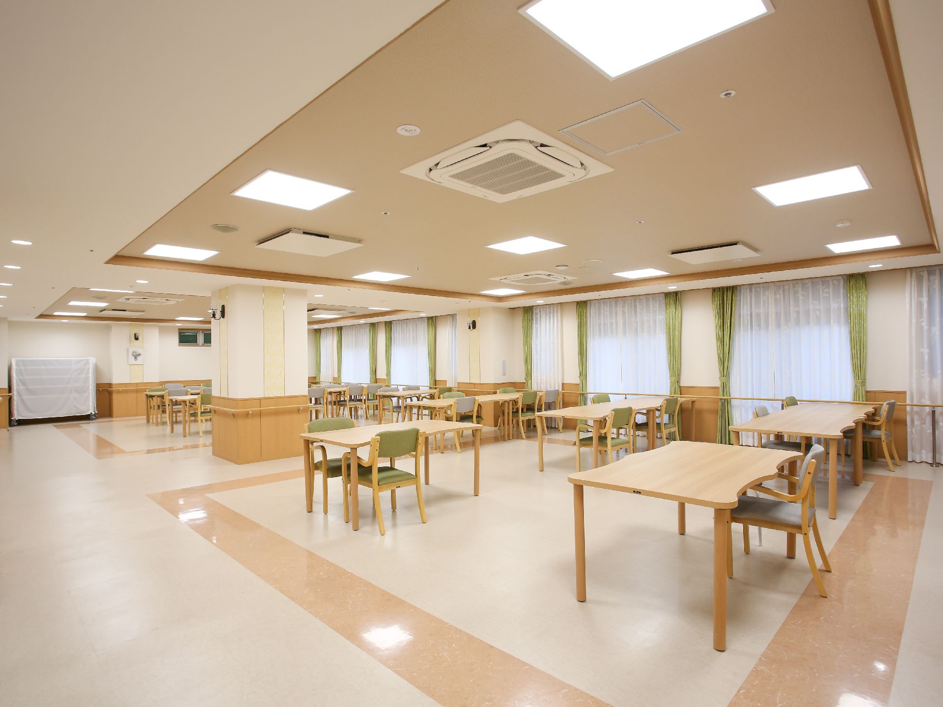 テーブルを挟んで椅子が置かれ、窓がある部屋