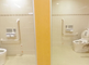 バリアフリーのトイレ設備が整った空間