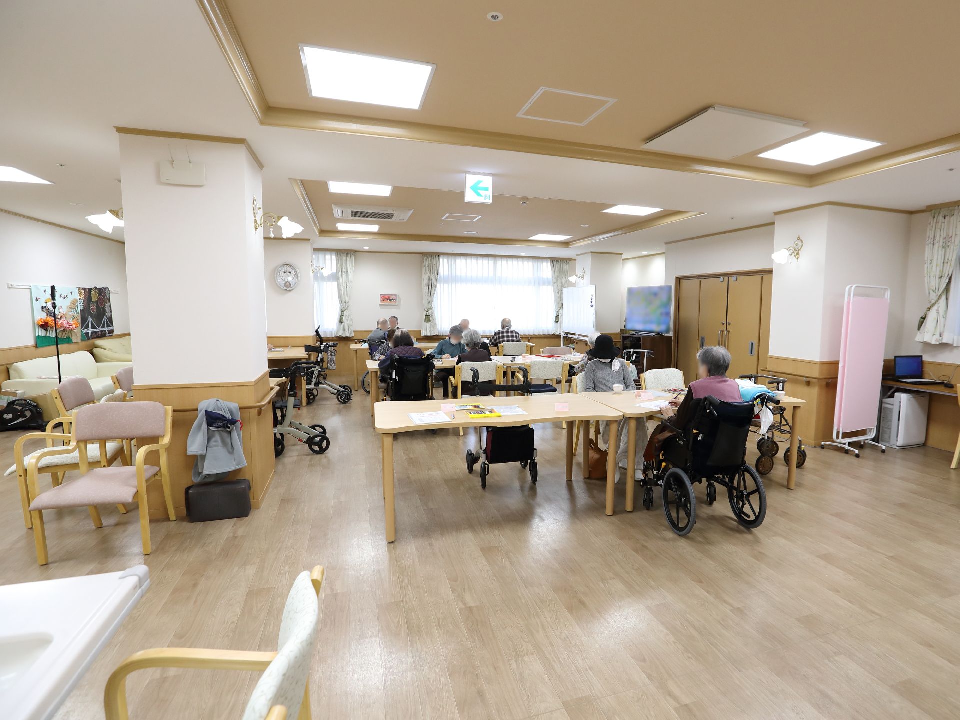 テーブルや椅子が置かれ、入居者が自由に時間を過ごすことのできる共有スペース