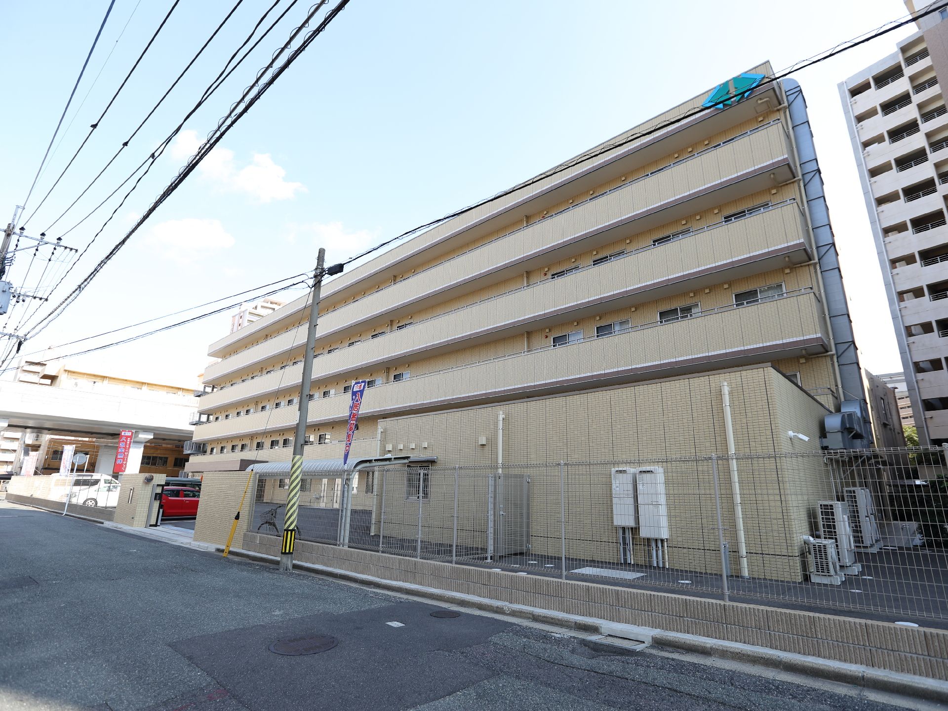 道路から撮影した介護施設の外観
