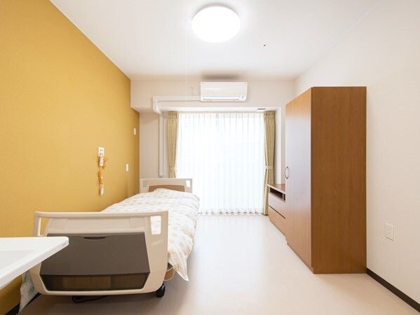 大きなクローゼットや寝具付きのベッドが置かれた部屋にはエアコンや車いす対応の洗面所がある。