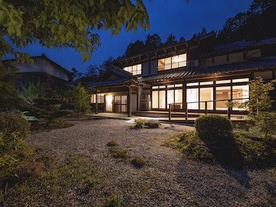 夜の和風建築エントランス