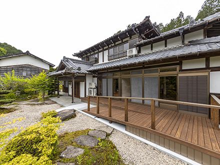 和風の落ち着いた建物