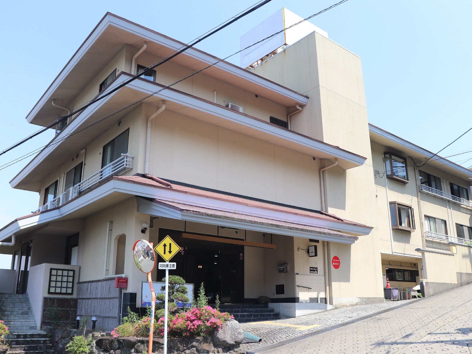ゆったりとした外観の建物