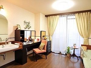洗練された雰囲気が漂う個室の部屋。洗面所やベッド、収納家具などがそろっている。