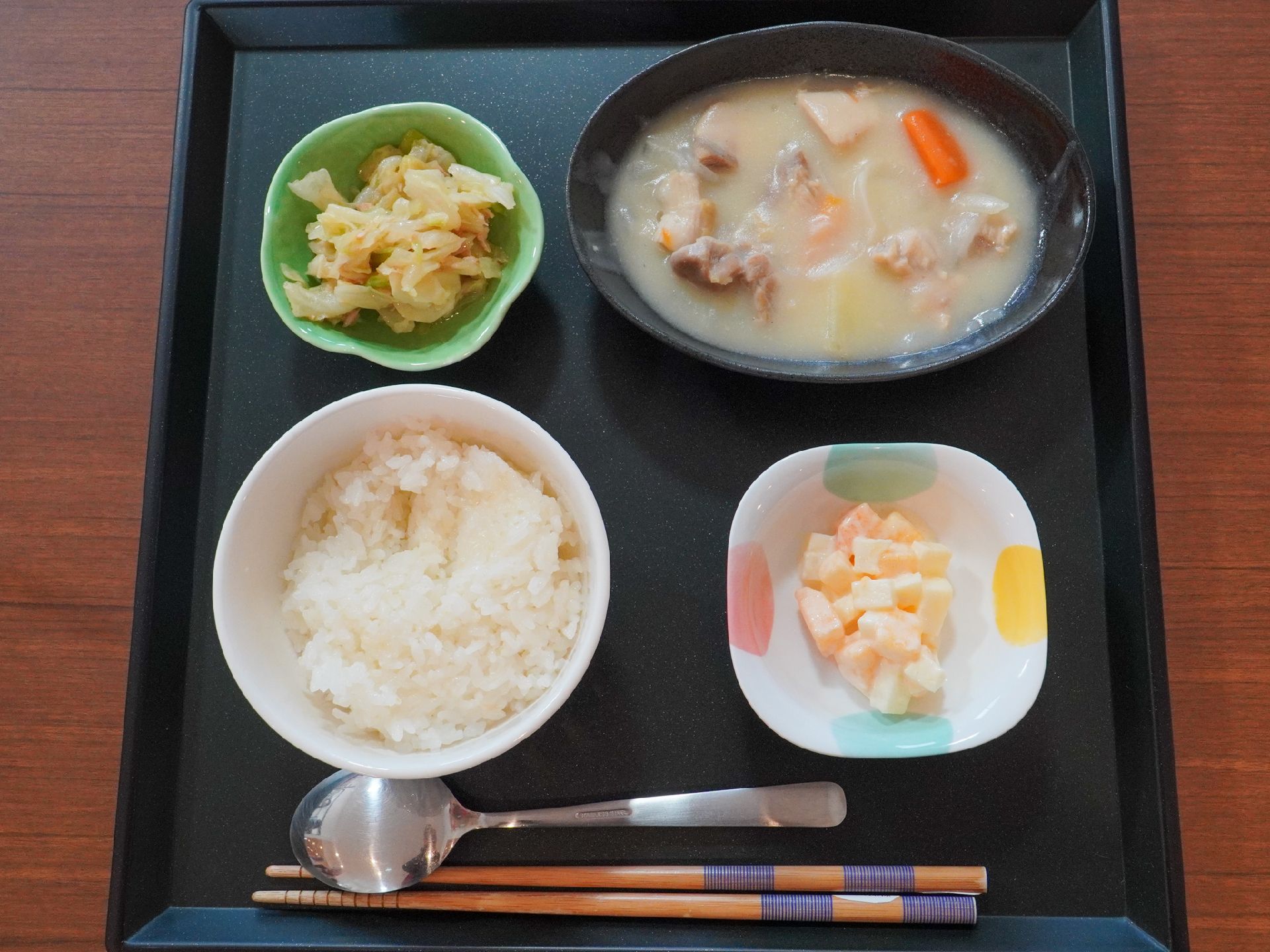 ご飯やシチューと副菜のセットメニュー