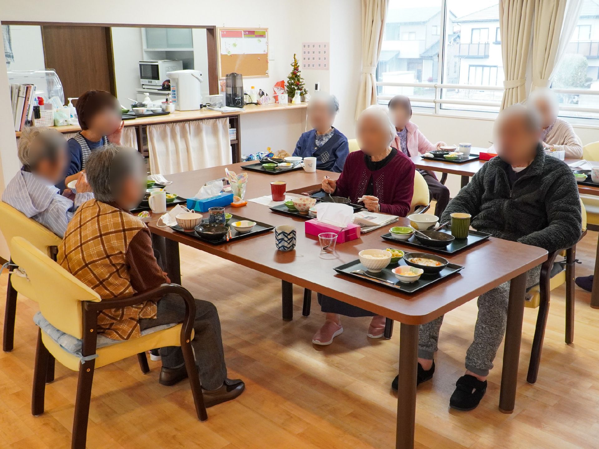 テーブルを囲み食事をする様子