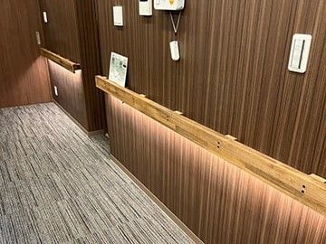 緊急通報装置が付いた部屋には飾り棚があり、フロアはカーペット敷き。