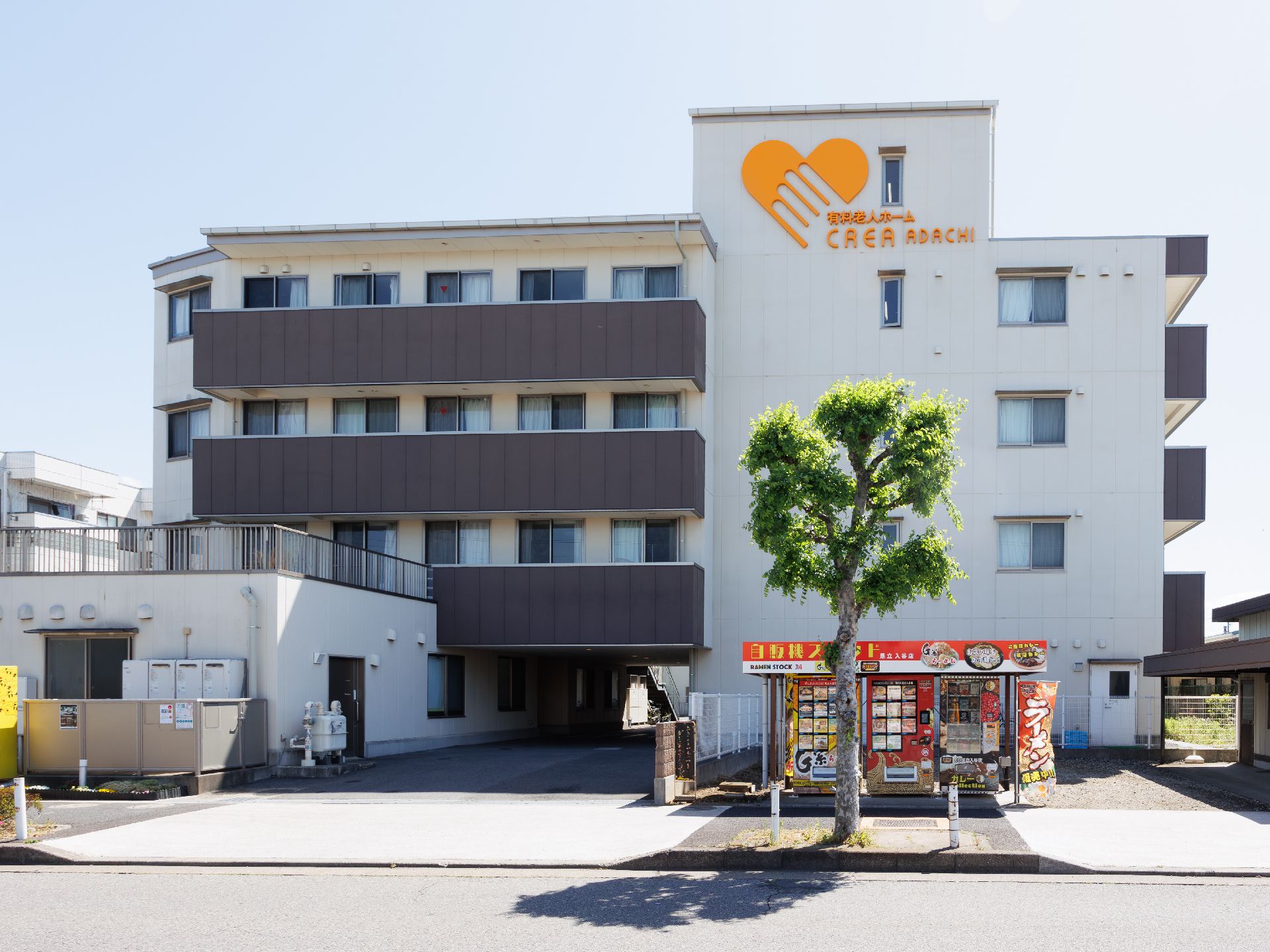4階建ての住宅型有料老人ホームの外観