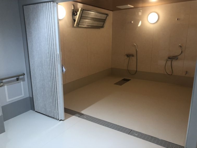 広々とした清潔な浴室