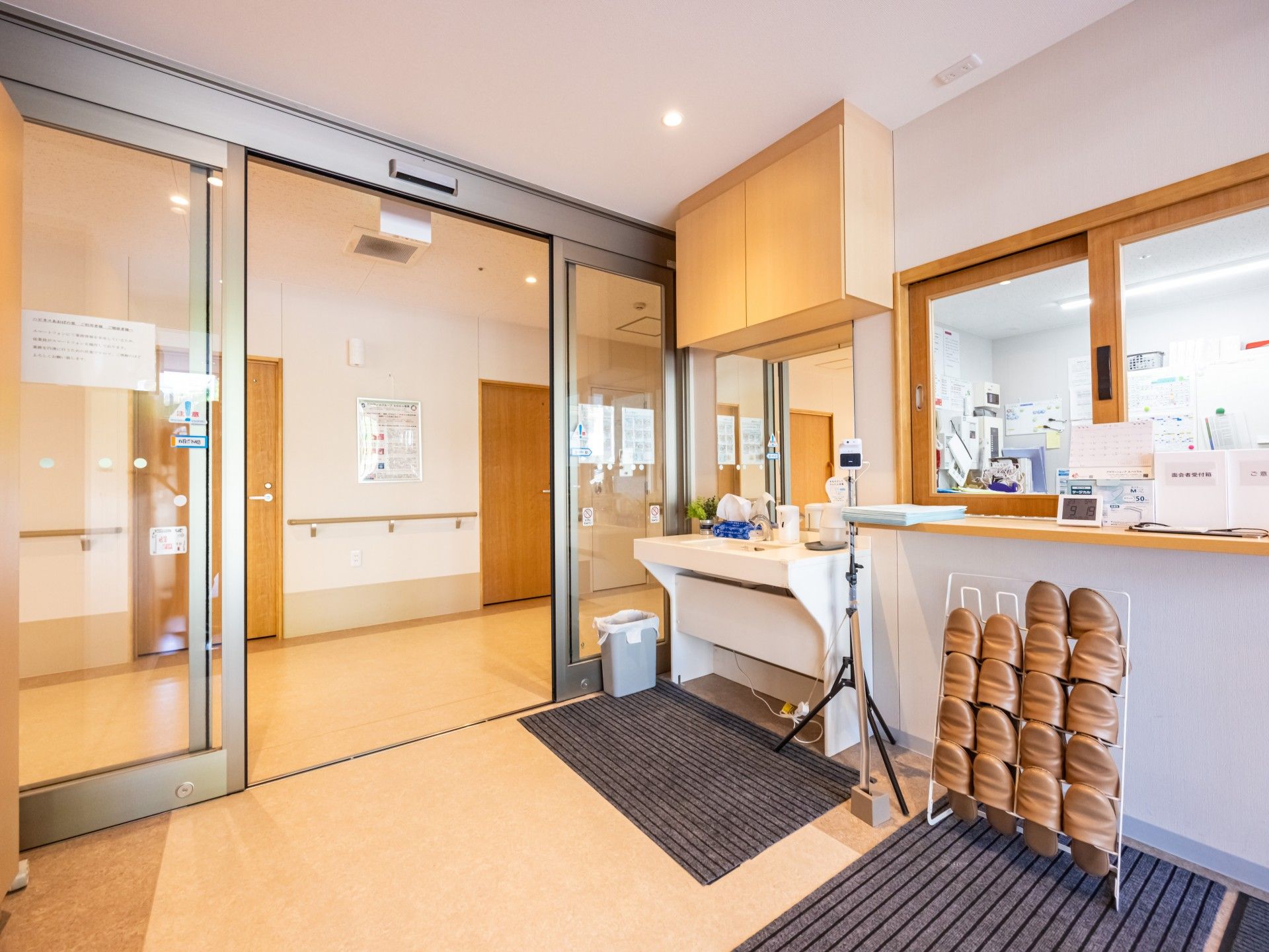 明るい受付と廊下の風景