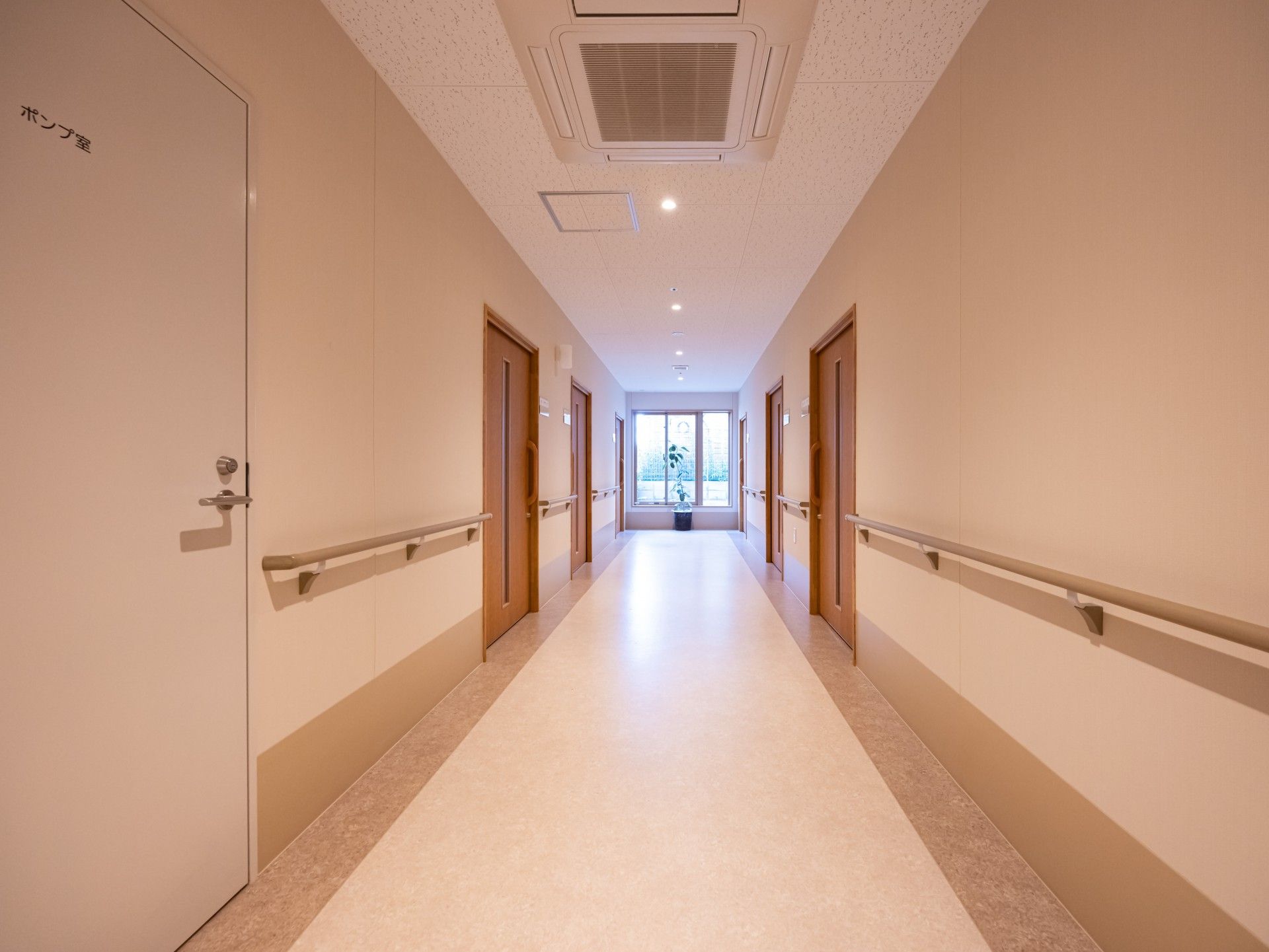 明るく広々とした廊下