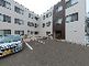 ゆったりとした駐車場のある建物