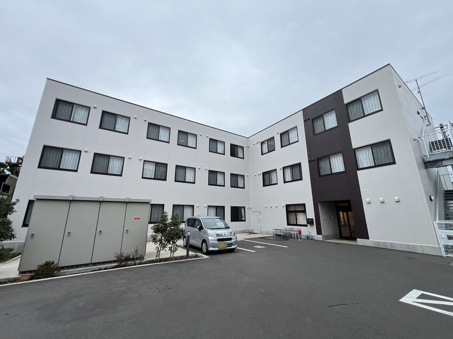 清潔感のある建物正面