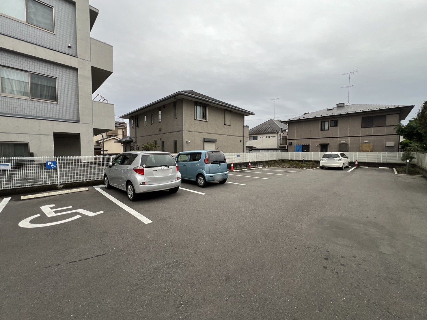 駐車場のある施設外観